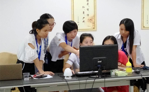  美女們互相交流學(xué)習(xí)，氣氛有點嚴(yán)肅啊