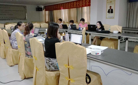  各家的客服美女真是巾幗不讓須眉啊，學(xué)習(xí)工作兩不誤